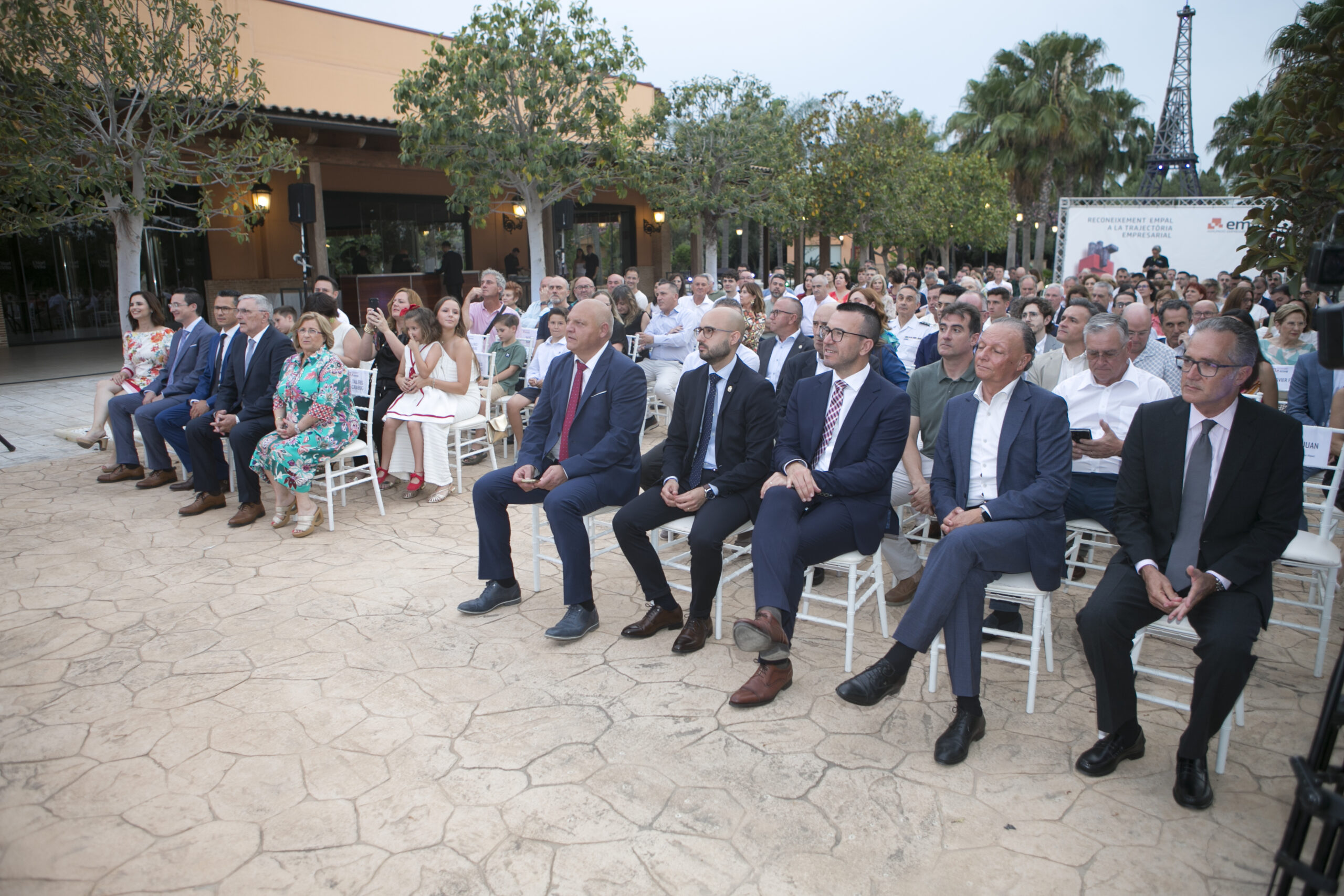 Coneix i col·labora amb altres empresaris de la ciutat.